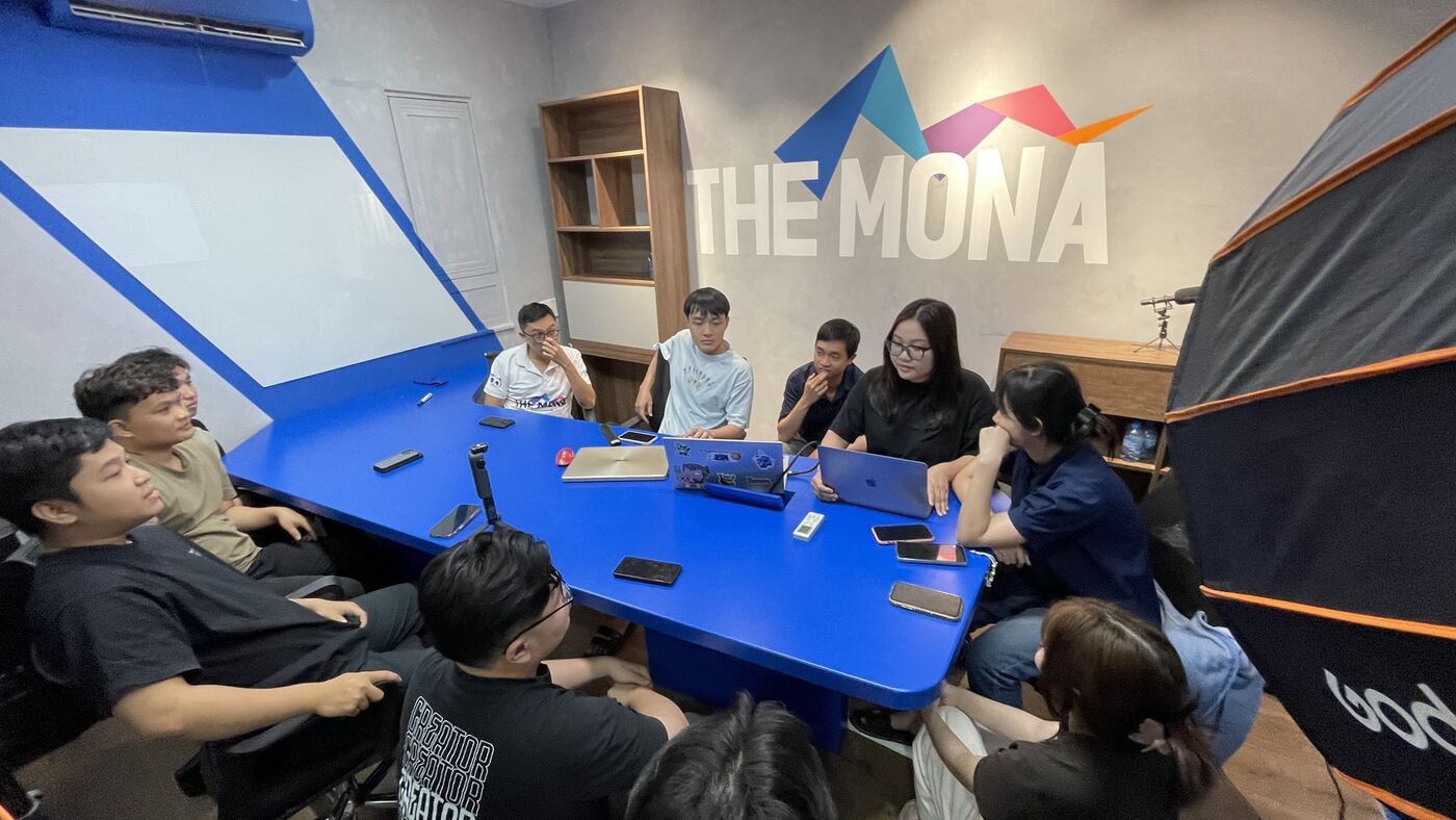 Buổi họp chiến lược giữa MONA và khách trong phòng họp logo THE MONA